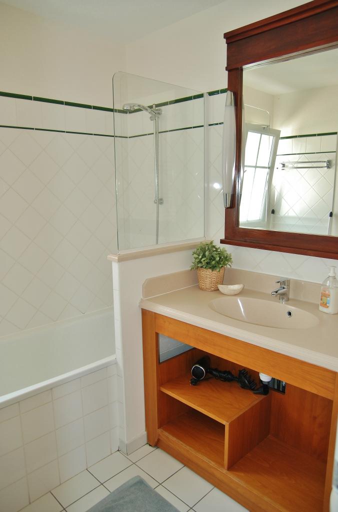 Salle de bains spacieuse avec baignoire à l'étage