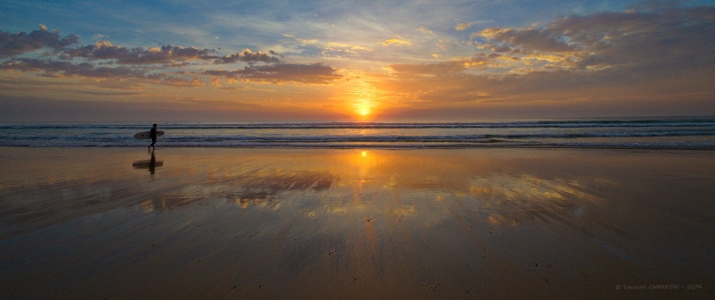 Plage de lacanau avec surfer